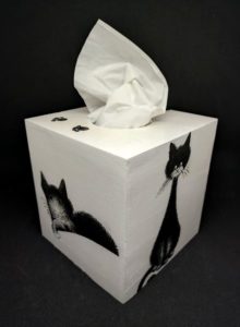 Boite à mouchoirs carrée en bois blanche décorée avec des chats noirs découpés dans une serviette en papier