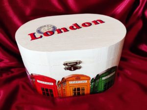 Boite de rangement ovale en bois peinte puis décorée de cabines téléphoniques londoniennes découpées dans des serviettes en papier